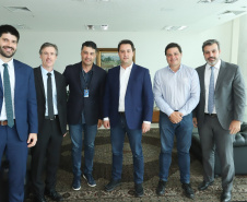 O governador Carlos Massa Ratinho Junior se reuniu com diretores da multinacional Mars Petcare nesta segunda-feira (11) para discutir detalhes de um novo investimento da companhia em Ponta Grossa na região dos Campos Gerais. A empresa, líder mundial na produção de alimentos para cães e gatos, investirá R$ 120 milhões na instalação da segunda unidade no município.Foto: Rodrigo Felix Lea/ANPr