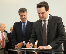 O governador Carlos Massa Ratinho Junior deu posse, em cerimônia no Palácio Iguaçu, ao secretário de Estado do Desenvolvimento Sustentável e Turismo, Marcio Nunes, e aos presidentes das autarquias vinculadas à pasta. Foram empossados os presidentes do Instituto Água e Terra, Everton Souza; do Simepar, Eduardo Alvin; da Paraná Desenvolvimento, Eduardo Bekin; e da Paraná Turismo, João Jacob Mehl. -   Curitiba, 12/02/2019  -  Foto: José Fernando Ogura/ANPr