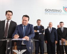 O governador Carlos Massa Ratinho Junior deu posse, em cerimônia no Palácio Iguaçu, ao secretário de Estado do Desenvolvimento Sustentável e Turismo, Marcio Nunes, e aos presidentes das autarquias vinculadas à pasta. Foram empossados os presidentes do Instituto Água e Terra, Everton Souza; do Simepar, Eduardo Alvin; da Paraná Desenvolvimento, Eduardo Bekin; e da Paraná Turismo, João Jacob Mehl. -   Curitiba, 12/02/2019  -  Foto: José Fernando Ogura/ANPr