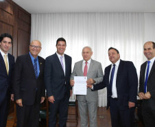 O governo encaminhou nesta terça-feira (12) à Assembleia Legislativa o projeto de lei da reforma administrativa. A entrega foi feita pelo chefe da Casa Civil, Guto Silva, e pelo secretário de Planejamento, Valdemar Bernardo Jorge, ao presidente da Alep, Ademar Traiano. Foto: Nani Gois/ALEP