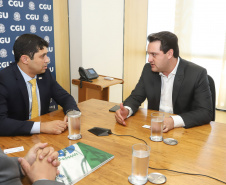 O governador Carlos Massa Ratinho Junior reuniu-se nesta terça-feira (12), em Brasília, com o ministro da Controladoria-Geral da União, Wagner de Campos Rosário, para apresentar o Programa Estadual de Integridade e Compliance, do Governo do Paraná. O controlador-geral do Estado, Raul Siqueira, também participou.  -  BRasília, 12/02/2019  -  Foto: Rodrigo Félix Leal/ANPr