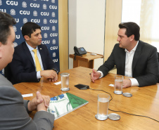 O governador Carlos Massa Ratinho Junior reuniu-se nesta terça-feira (12), em Brasília, com o ministro da Controladoria-Geral da União, Wagner de Campos Rosário, para apresentar o Programa Estadual de Integridade e Compliance, do Governo do Paraná. O controlador-geral do Estado, Raul Siqueira, também participou.  -  BRasília, 12/02/2019  -  Foto: Rodrigo Félix Leal/ANPr