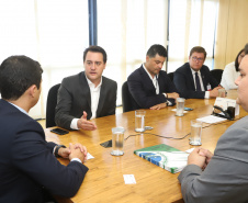 O governador Carlos Massa Ratinho Junior reuniu-se nesta terça-feira (12), em Brasília, com o ministro da Controladoria-Geral da União, Wagner de Campos Rosário, para apresentar o Programa Estadual de Integridade e Compliance, do Governo do Paraná. O controlador-geral do Estado, Raul Siqueira, também participou.  -  BRasília, 12/02/2019  -  Foto: Rodrigo Félix Leal/ANPr