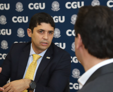 O governador Carlos Massa Ratinho Junior reuniu-se nesta terça-feira (12), em Brasília, com o ministro da Controladoria-Geral da União, Wagner de Campos Rosário, para apresentar o Programa Estadual de Integridade e Compliance, do Governo do Paraná. O controlador-geral do Estado, Raul Siqueira, também participou.  -  BRasília, 12/02/2019  -  Foto: Rodrigo Félix Leal/ANPr