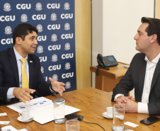 O governador Carlos Massa Ratinho Junior reuniu-se nesta terça-feira (12), em Brasília, com o ministro da Controladoria-Geral da União, Wagner de Campos Rosário, para apresentar o Programa Estadual de Integridade e Compliance, do Governo do Paraná. O controlador-geral do Estado, Raul Siqueira, também participou.  -  BRasília, 12/02/2019  -  Foto: Rodrigo Félix Leal/ANPr