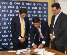O governador Carlos Massa Ratinho Junior reuniu-se nesta terça-feira (12), em Brasília, com o ministro da Controladoria-Geral da União, Wagner de Campos Rosário, para apresentar o Programa Estadual de Integridade e Compliance, do Governo do Paraná. O controlador-geral do Estado, Raul Siqueira, também participou.  -  BRasília, 12/02/2019  -  Foto: Rodrigo Félix Leal/ANPr