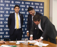 O governador Carlos Massa Ratinho Junior reuniu-se nesta terça-feira (12), em Brasília, com o ministro da Controladoria-Geral da União, Wagner de Campos Rosário, para apresentar o Programa Estadual de Integridade e Compliance, do Governo do Paraná. O controlador-geral do Estado, Raul Siqueira, também participou.  -  BRasília, 12/02/2019  -  Foto: Rodrigo Félix Leal/ANPr
