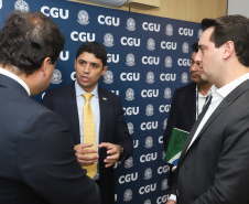 O governador Carlos Massa Ratinho Junior reuniu-se nesta terça-feira (12), em Brasília, com o ministro da Controladoria-Geral da União, Wagner de Campos Rosário, para apresentar o Programa Estadual de Integridade e Compliance, do Governo do Paraná. O controlador-geral do Estado, Raul Siqueira, também participou.  -  BRasília, 12/02/2019  -  Foto: Rodrigo Félix Leal/ANPr