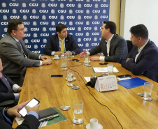 O governador Carlos Massa Ratinho Junior reuniu-se nesta terça-feira (12), em Brasília, com o ministro da Controladoria-Geral da União, Wagner de Campos Rosário, para apresentar o Programa Estadual de Integridade e Compliance, do Governo do Paraná. O controlador-geral do Estado, Raul Siqueira, também participou.Foto: Rodrigo Felix Leal/ANPr
