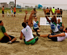 As ações esportivas prosseguem neste fim de semana nas areias do Litoral paranaense, dentro dos serviços ofertados pelo Governo do Estado na Operação Verão. Neste sábado (16), os balneários de Caiobá e Shangri-lá serão os palcos dos eventos.  -  Foto: Divulgação Operação Verão