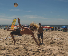 As ações esportivas prosseguem neste fim de semana nas areias do Litoral paranaense, dentro dos serviços ofertados pelo Governo do Estado na Operação Verão. Neste sábado (16), os balneários de Caiobá e Shangri-lá serão os palcos dos eventos.  -  Foto: Divulgação Operação Verão