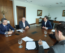 O governador Carlos Massa Ratinho Junior e o presidente da Federação das Indústrias do Paraná (Fiep), Edson Campagnolo, assinaram nesta quinta-feira (14) um protocolo de intenções para alinhar ações conjuntas que visam o desenvolvimento do Estado.  -  Curitiba, 14/02/2019  -  Foto: Rodrigo Félix Leal/ANPr