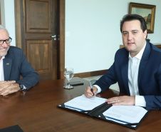 O governador Carlos Massa Ratinho Junior e o presidente da Federação das Indústrias do Paraná (Fiep), Edson Campagnolo, assinaram nesta quinta-feira (14) um protocolo de intenções para alinhar ações conjuntas que visam o desenvolvimento do Estado.  -  Curitiba, 14/02/2019  -  Foto: Rodrigo Félix Leal/ANPr