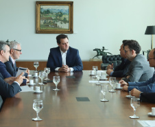 O governador Carlos Massa Ratinho Junior e o presidente da Federação das Indústrias do Paraná (Fiep), Edson Campagnolo, assinaram nesta quinta-feira (14) um protocolo de intenções para alinhar ações conjuntas que visam o desenvolvimento do Estado.  -  Curitiba, 14/02/2019  -  Foto: Rodrigo Félix Leal/ANPr
