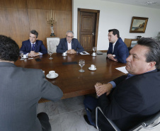 O governador Carlos Massa Ratinho Junior assina Termo de Cooperação entre FIEP e Agência Paraná de Desenvolvimento. Presentes: presidente da FIEP, Edson Campagnolo; Eduardo Bekin, diretor da Paraná Desenvolvimento; Márcio Nunes, secretário de Desenvolvimento Sustentável e Turismo; entre outros.Curitiba, 14-02-19.Foto: Arnaldo Alves / ANPr.