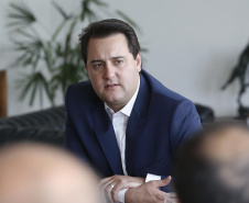 O governador Carlos Massa Ratinho Junior assina Termo de Cooperação entre FIEP e Agência Paraná de Desenvolvimento. Presentes: presidente da FIEP, Edson Campagnolo; Eduardo Bekin, diretor da Paraná Desenvolvimento; Márcio Nunes, secretário de Desenvolvimento Sustentável e Turismo; entre outros.Curitiba, 14-02-19.Foto: Arnaldo Alves / ANPr.