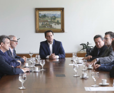 O governador Carlos Massa Ratinho Junior assina Termo de Cooperação entre FIEP e Agência Paraná de Desenvolvimento. Presentes: presidente da FIEP, Edson Campagnolo; Eduardo Bekin, diretor da Paraná Desenvolvimento; Márcio Nunes, secretário de Desenvolvimento Sustentável e Turismo; entre outros.Curitiba, 14-02-19.Foto: Arnaldo Alves / ANPr.