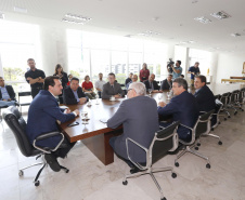 O governador Carlos Massa Ratinho Junior assina Termo de Cooperação entre FIEP e Agência Paraná de Desenvolvimento. Presentes: presidente da FIEP, Edson Campagnolo; Eduardo Bekin, diretor da Paraná Desenvolvimento; Márcio Nunes, secretário de Desenvolvimento Sustentável e Turismo; entre outros.Curitiba, 14-02-19.Foto: Arnaldo Alves / ANPr.