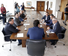 O governador Carlos Massa Ratinho Junior assina Termo de Cooperação entre FIEP e Agência Paraná de Desenvolvimento. Presentes: presidente da FIEP, Edson Campagnolo; Eduardo Bekin, diretor da Paraná Desenvolvimento; Márcio Nunes, secretário de Desenvolvimento Sustentável e Turismo; entre outros.Curitiba, 14-02-19.Foto: Arnaldo Alves / ANPr.
