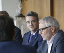 O governador Carlos Massa Ratinho Junior assina Termo de Cooperação entre FIEP e Agência Paraná de Desenvolvimento. Presentes: presidente da FIEP, Edson Campagnolo; Eduardo Bekin, diretor da Paraná Desenvolvimento; Márcio Nunes, secretário de Desenvolvimento Sustentável e Turismo; entre outros.Curitiba, 14-02-19.Foto: Arnaldo Alves / ANPr.