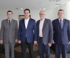 O governador Carlos Massa Ratinho Junior assina Termo de Cooperação entre FIEP e Agência Paraná de Desenvolvimento. Presentes: presidente da FIEP, Edson Campagnolo; Eduardo Bekin, diretor da Paraná Desenvolvimento; Márcio Nunes, secretário de Desenvolvimento Sustentável e Turismo; entre outros.Curitiba, 14-02-19.Foto: Arnaldo Alves / ANPr.