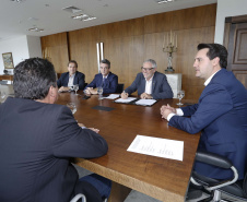 O governador Carlos Massa Ratinho Junior assina Termo de Cooperação entre FIEP e Agência Paraná de Desenvolvimento. Presentes: presidente da FIEP, Edson Campagnolo; Eduardo Bekin, diretor da Paraná Desenvolvimento; Márcio Nunes, secretário de Desenvolvimento Sustentável e Turismo; entre outros.Curitiba, 14-02-19.Foto: Arnaldo Alves / ANPr.