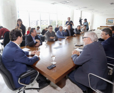 O governador Carlos Massa Ratinho Junior assina Termo de Cooperação entre FIEP e Agência Paraná de Desenvolvimento. Presentes: presidente da FIEP, Edson Campagnolo; Eduardo Bekin, diretor da Paraná Desenvolvimento; Márcio Nunes, secretário de Desenvolvimento Sustentável e Turismo; entre outros.Curitiba, 14-02-19.Foto: Arnaldo Alves / ANPr.