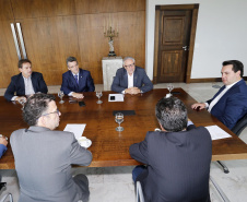 O governador Carlos Massa Ratinho Junior assina Termo de Cooperação entre FIEP e Agência Paraná de Desenvolvimento. Presentes: presidente da FIEP, Edson Campagnolo; Eduardo Bekin, diretor da Paraná Desenvolvimento; Márcio Nunes, secretário de Desenvolvimento Sustentável e Turismo; entre outros.Curitiba, 14-02-19.Foto: Arnaldo Alves / ANPr.