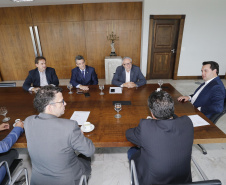 O governador Carlos Massa Ratinho Junior assina Termo de Cooperação entre FIEP e Agência Paraná de Desenvolvimento. Presentes: presidente da FIEP, Edson Campagnolo; Eduardo Bekin, diretor da Paraná Desenvolvimento; Márcio Nunes, secretário de Desenvolvimento Sustentável e Turismo; entre outros.Curitiba, 14-02-19.Foto: Arnaldo Alves / ANPr.