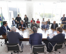 O governador Carlos Massa Ratinho Junior assina Termo de Cooperação entre FIEP e Agência Paraná de Desenvolvimento. Presentes: presidente da FIEP, Edson Campagnolo; Eduardo Bekin, diretor da Paraná Desenvolvimento; Márcio Nunes, secretário de Desenvolvimento Sustentável e Turismo; entre outros.Curitiba, 14-02-19.Foto: Arnaldo Alves / ANPr.