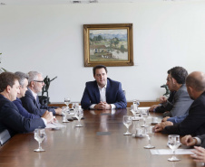 O governador Carlos Massa Ratinho Junior assina Termo de Cooperação entre FIEP e Agência Paraná de Desenvolvimento. Presentes: presidente da FIEP, Edson Campagnolo; Eduardo Bekin, diretor da Paraná Desenvolvimento; Márcio Nunes, secretário de Desenvolvimento Sustentável e Turismo; entre outros.Curitiba, 14-02-19.Foto: Arnaldo Alves / ANPr.