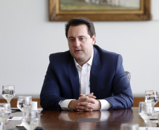 O governador Carlos Massa Ratinho Junior assina Termo de Cooperação entre FIEP e Agência Paraná de Desenvolvimento. Presentes: presidente da FIEP, Edson Campagnolo; Eduardo Bekin, diretor da Paraná Desenvolvimento; Márcio Nunes, secretário de Desenvolvimento Sustentável e Turismo; entre outros.Curitiba, 14-02-19.Foto: Arnaldo Alves / ANPr.