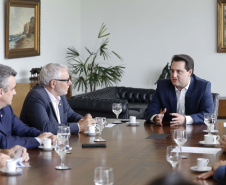O governador Carlos Massa Ratinho Junior assina Termo de Cooperação entre FIEP e Agência Paraná de Desenvolvimento. Presentes: presidente da FIEP, Edson Campagnolo; Eduardo Bekin, diretor da Paraná Desenvolvimento; Márcio Nunes, secretário de Desenvolvimento Sustentável e Turismo; entre outros.Curitiba, 14-02-19.Foto: Arnaldo Alves / ANPr.