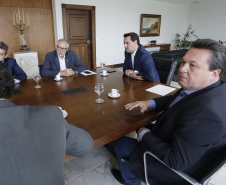 O governador Carlos Massa Ratinho Junior assina Termo de Cooperação entre FIEP e Agência Paraná de Desenvolvimento. Presentes: presidente da FIEP, Edson Campagnolo; Eduardo Bekin, diretor da Paraná Desenvolvimento; Márcio Nunes, secretário de Desenvolvimento Sustentável e Turismo; entre outros.Curitiba, 14-02-19.Foto: Arnaldo Alves / ANPr.