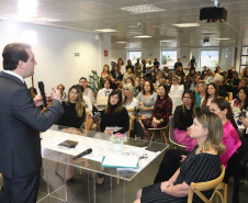O governador Carlos Massa Ratinho Junior afirmou nesta sexta-feira (15) que o Governo do Estado vai incentivar negócios administrados por mulheres. Ele participou, em Curitiba, do encontro do grupo MEX Brasil – Espaço Mulheres Executivas e falou sobre o fortalecimento de linhas de crédito voltadas para o empreendedorismo feminino. Curitiba, 15/02/2019. Foto: Rodrigo Felix Leal/ANPr