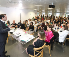 O governador Carlos Massa Ratinho Junior afirmou nesta sexta-feira (15) que o Governo do Estado vai incentivar negócios administrados por mulheres. Ele participou, em Curitiba, do encontro do grupo MEX Brasil – Espaço Mulheres Executivas e falou sobre o fortalecimento de linhas de crédito voltadas para o empreendedorismo feminino. Curitiba, 15/02/2019. Foto: Rodrigo Felix Leal/ANPr