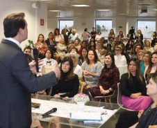 O governador Carlos Massa Ratinho Junior afirmou nesta sexta-feira (15) que o Governo do Estado vai incentivar negócios administrados por mulheres. Ele participou, em Curitiba, do encontro do grupo MEX Brasil – Espaço Mulheres Executivas e falou sobre o fortalecimento de linhas de crédito voltadas para o empreendedorismo feminino. Curitiba, 15/02/2019. Foto: Rodrigo Felix Leal/ANPr