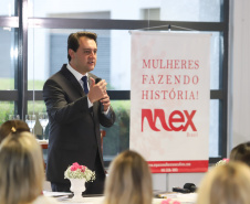 O governador Carlos Massa Ratinho Junior afirmou nesta sexta-feira (15) que o Governo do Estado vai incentivar negócios administrados por mulheres. Ele participou, em Curitiba, do encontro do grupo MEX Brasil – Espaço Mulheres Executivas e falou sobre o fortalecimento de linhas de crédito voltadas para o empreendedorismo feminino. Curitiba, 15/02/2019. Foto: Rodrigo Felix Leal/ANPr