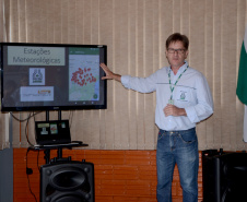 O Instituto Agronômico do Paraná (Iapar) lançou, nesta terça-feira (05), no Show Rural, em Cascavel, um aplicativo de monitoramento do clima disponível no celular. Paralelamente lançou o atlas climático atualizado, também disponível on-line.  Na foto,  o pesquisador da área de Agrometeorologia, Pablo Nitsche, do Iapar  -  Cascavel, 05/02/2019  -  Foto: Divulgação SEAB