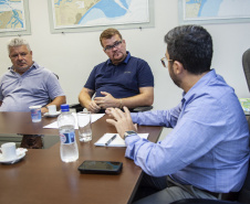 A relação do Porto de Paranaguá com a cidade foi tema de uma reunião entre o diretor dos Portos do Paraná, Luiz Fernando Garcia, e o prefeito Marcelo Roque, nesta sexta-feira (15). O encontro faz parte dos esforços da nova gestão em contribuir com o desenvolvimento do município e aproximar a comunidade da atividade portuária. Foto:Claudio Neves/APPA
