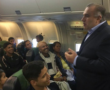O secretário da Justiça, Família e Trabalho (Sejuf), Ney Leprevost recepcionou, nesta sexta feira, 15, um novo grupo de 109 venezuelanos que chegou à Curitiba. Os imigrantes vieram de Boa Vista (RR), em um avião da Força Aérea Brasileira (FAB), numa ação da Operação Acolhida.  -  Curitiba, 15/02/2019  -  Foto: Divulgação SEJUF
