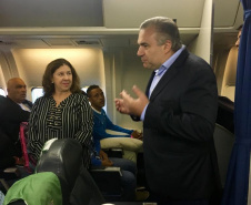O secretário da Justiça, Família e Trabalho (Sejuf), Ney Leprevost recepcionou, nesta sexta feira, 15, um novo grupo de 109 venezuelanos que chegou à Curitiba. Os imigrantes vieram de Boa Vista (RR), em um avião da Força Aérea Brasileira (FAB), numa ação da Operação Acolhida.  -  Curitiba, 15/02/2019  -  Foto: Divulgação SEJUF