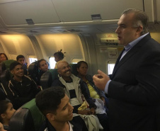 O secretário da Justiça, Família e Trabalho (Sejuf), Ney Leprevost recepcionou, nesta sexta feira, 15, um novo grupo de 109 venezuelanos que chegou à Curitiba. Os imigrantes vieram de Boa Vista (RR), em um avião da Força Aérea Brasileira (FAB), numa ação da Operação Acolhida.  -  Curitiba, 15/02/2019  -  Foto: Divulgação SEJUF
