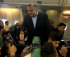 O secretário da Justiça, Família e Trabalho (Sejuf), Ney Leprevost recepcionou, nesta sexta feira, 15, um novo grupo de 109 venezuelanos que chegou à Curitiba. Os imigrantes vieram de Boa Vista (RR), em um avião da Força Aérea Brasileira (FAB), numa ação da Operação Acolhida.  -  Curitiba, 15/02/2019  -  Foto: Divulgação SEJUF