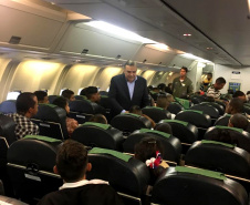 O secretário da Justiça, Família e Trabalho (Sejuf), Ney Leprevost recepcionou, nesta sexta feira, 15, um novo grupo de 109 venezuelanos que chegou à Curitiba. Os imigrantes vieram de Boa Vista (RR), em um avião da Força Aérea Brasileira (FAB), numa ação da Operação Acolhida.  -  Curitiba, 15/02/2019  -  Foto: Divulgação SEJUF