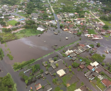 Cerca de 100 pessoas ficaram desalojadas em Guaratuba, no Litoral do Estado, em função das fortes chuvas que atingem a região desde sexta-feira (15). A Defesa Civil estima que cerca de 40 famílias estejam desalojadas em função dos alagamentos que ocorreram no município.   -  Guaratuba, 17/02/2019  -  Foto: Defesa Civil do Governo do Paraná