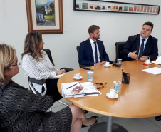 Reunião entre a Secretaria de Estado da Comunicação Social e a Controladoria Geral do Estado (CGE) sobre o Portal da Transparência. Participaram pela Secretaria da Comunicação Social o diretor-geral Fabrício Ferreira; e Úrsula Poli e Jomara Totzek da equipe de Marketing. Pela CGE, além de Siqueira, estavam presentes o diretor de Transparência e Controle Social da CGE, Matheus Klaus Gruber; e a coordenadora de Transparência, Thays Kruk da Rocha.  -  Curitiba, 15/02/2018  -  Foto: Divulgação ANPr
