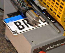 O Detran-PR já aplicou aproximadamente 30% do total de placas Mercosul do país, conforme dados do Denatran. São cerca de 960 mil veículos com o novo modelo em todo o Brasil. Foto: Divulgação/DetranPR