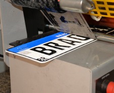 O Detran-PR já aplicou aproximadamente 30% do total de placas Mercosul do país, conforme dados do Denatran. São cerca de 960 mil veículos com o novo modelo em todo o Brasil. Foto: Divulgação/DetranPR