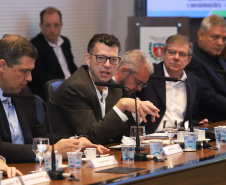 O presidente da Companhia de Habitação do Paraná (Cohapar), Jorge Lange, apresentou ao governador Carlos Massa Ratinho Junior nesta terça-feira (19) a proposta de reestruturação de cargos da empresa com economia de 22% apenas em janeiro. A folha de pagamento encolheu de R$ 1,75 milhão para 1,35 milhão. A economia deve gerar investimentos para diminuir o déficit habitacional de 485 mil domicílios. Curitiba,19/02/2019  -  Foto: Rodrigo Félix Leal/ANPr